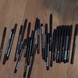 Lots of black eyeliner 24